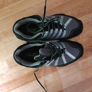 Kuru tennis shoes